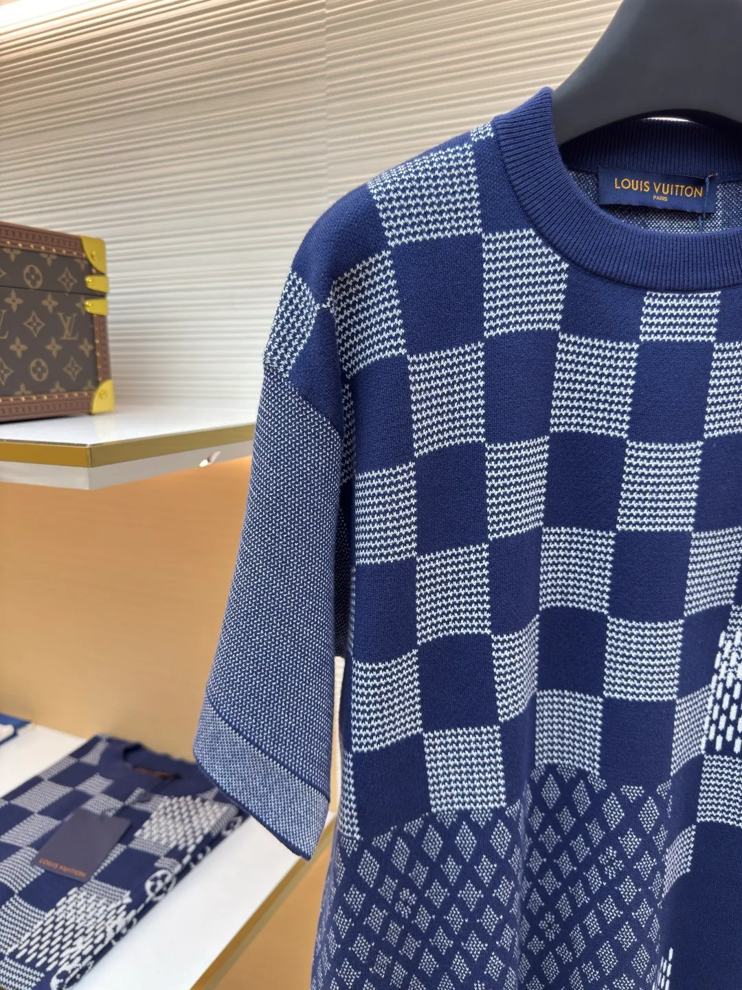 LOUIS VUITTON letter jacquard knitted short sleeves ●Authentic product: purchased and developed for 10899 ●Item number: 1680369-A90 ●Fabric: jacquard fabric ●Technology: knitted ●Version: fitted version ●Weight: about 350 grams ●Size: XS-S-M-L ●Description: With its unique design concept and exquisite craftsmanship, it perfectly combines fashion and comfort, becoming a trendy item for both men and women. The short sleeves are made of high-quality knitted fabric, which is soft and skin-friendly and has good breathability, keeping the skin dry and comfortable even in the hot summer. The unique letter jacquard elements are embellished on the body of the garment in an orderly manner, which not only adds a sense of visual hierarchy, but also highlights the wearer's personality and taste. The simple yet fashionable design not only conforms to the masculinity of men, but also shows the soft lines of women. It can be easily controlled whether it is for leisure travel or daily wear, showing a unique fashion charm. In addition, the short-sleeved design cleverly lengthens the body proportions, making people look taller and more stylish. The overall wiring is straight and delicate, the fabric is comfortable and soft, and the color is consistent without color difference. It can be matched with the same style to create a fashionable look and control various occasions. Customized accessories, complete with three standards, same style for men and women!